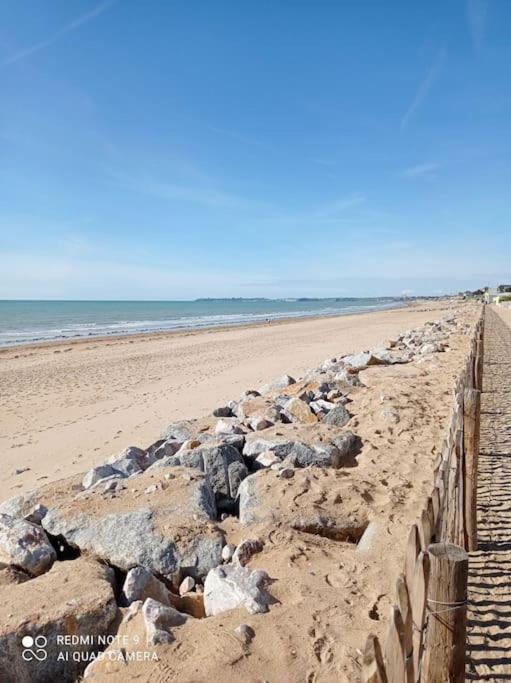 Maison Au Calme Bord De Mer Jullouville-les-Pins Exteriör bild